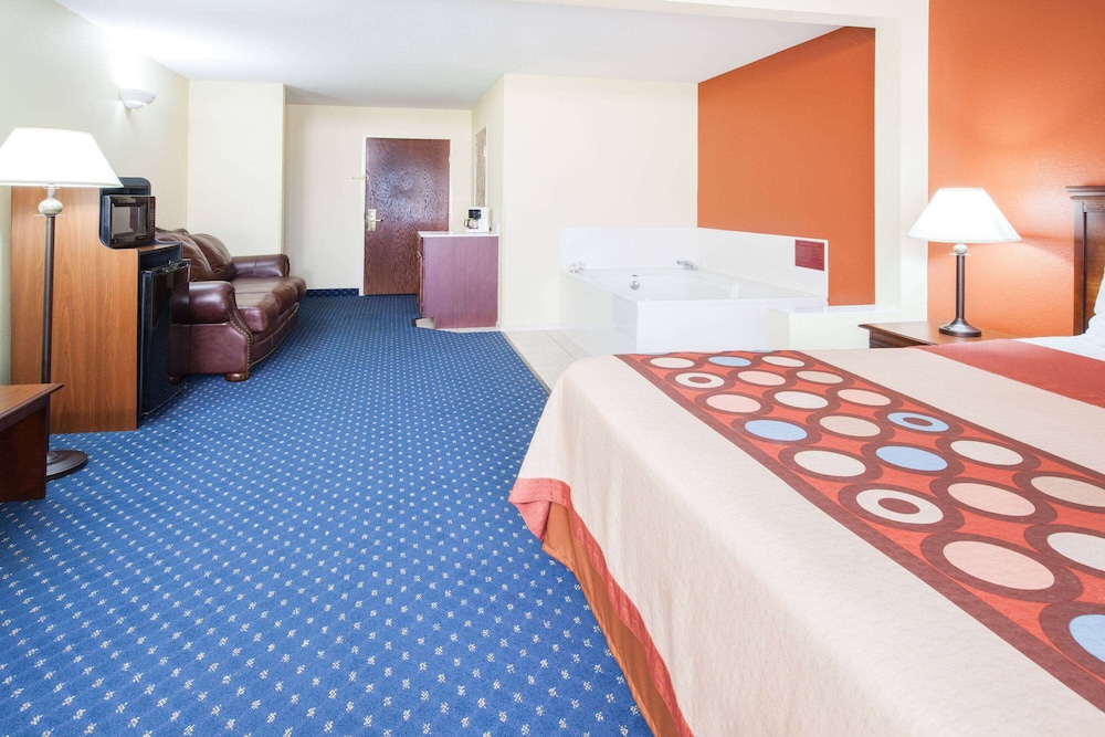 Deluxe Studio Suite, 1 King Bed, Smoking - Photo 6