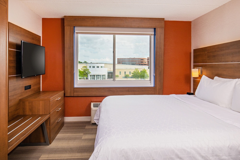 Suite, 1 King Bed, Accessible, Non Smoking - Photo 1