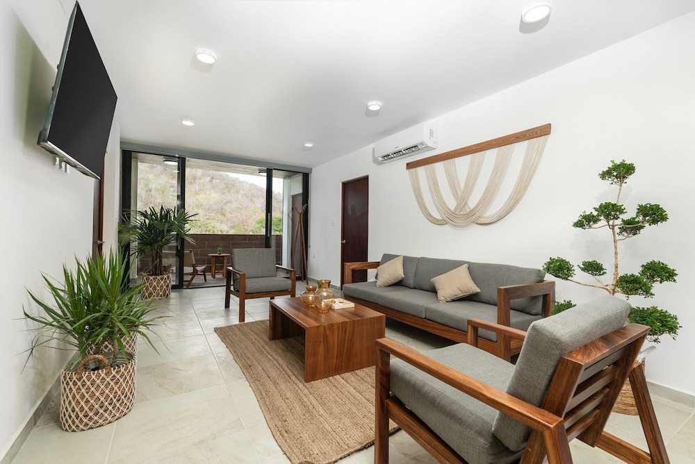 Exclusive Apartment, 3 Bedrooms, Private Bathroom, Poolside