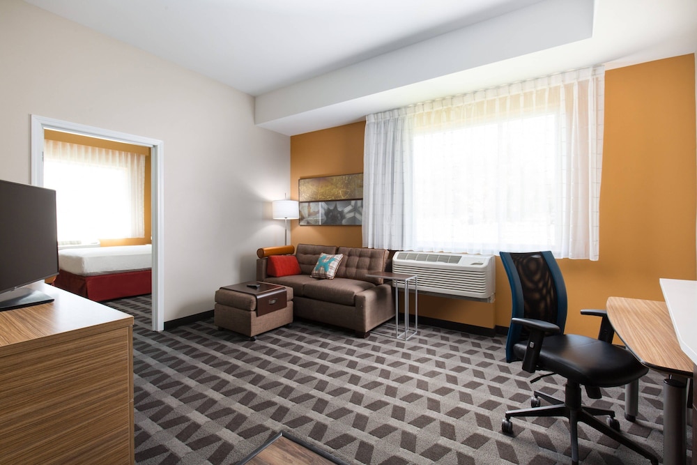 Suite, 1 Queen Bed with Sofa bed, Corner (Mobility/Hearing Access, Roll-in Shwr) thumbnail 5