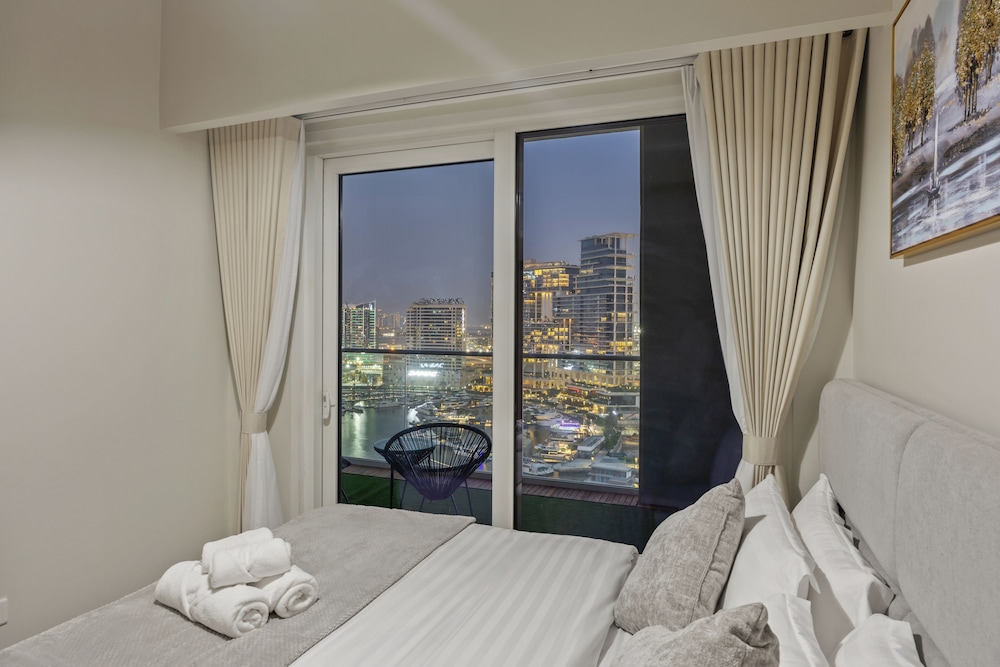 2 Bedroom Apartment - Lake View photo 3