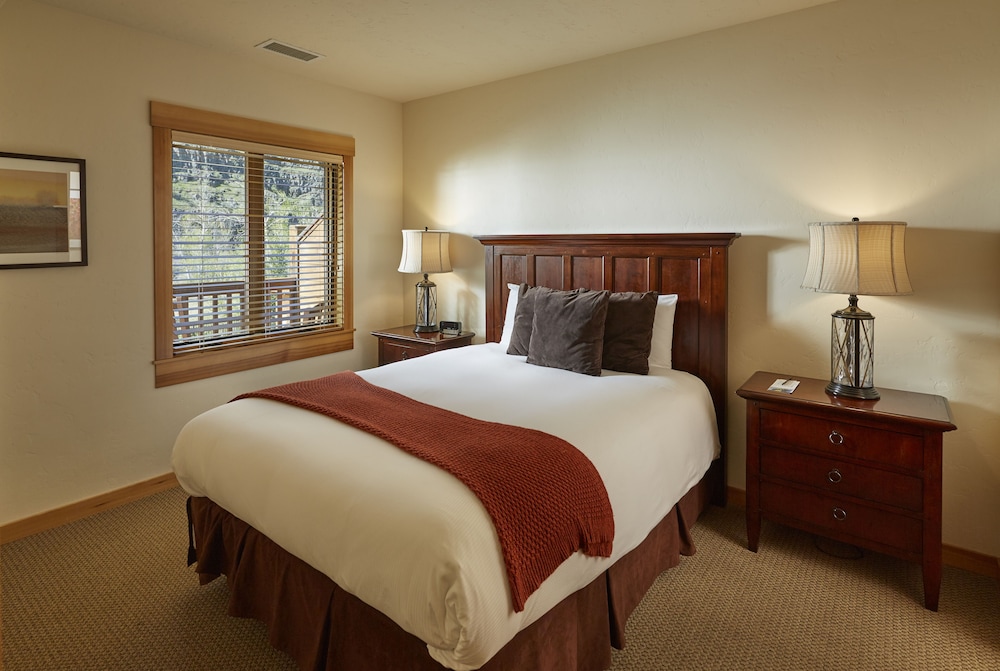 Luxury Condo, 2 Bedrooms, Pool Access, River View (Hot tub access)