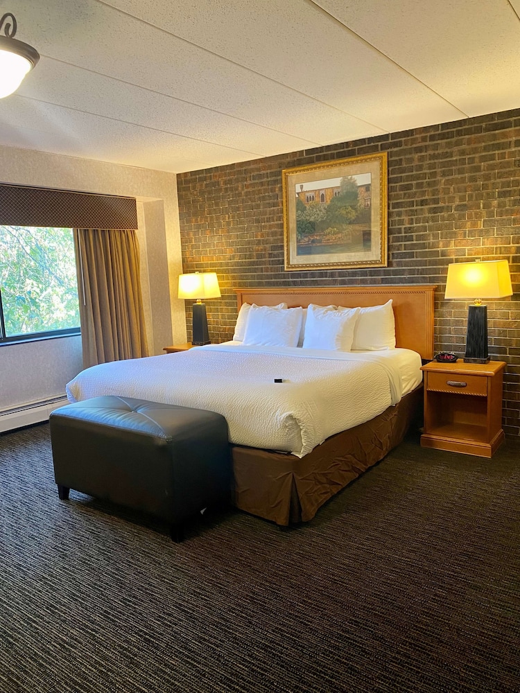 Suite, 1 King Bed, Non Smoking, Refrigerator & Microwave - Photo 2