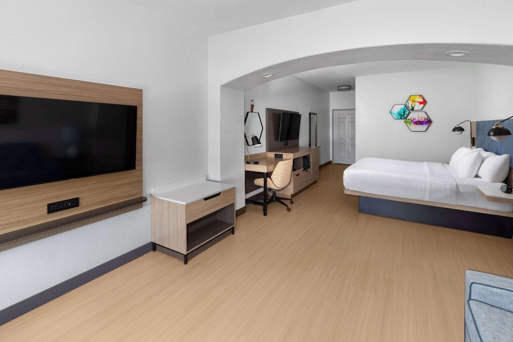 Executive Room, 1 King Bed, Accessible, Non Smoking (Mobility,Hearing,Roll-In Shower) - Photo 1