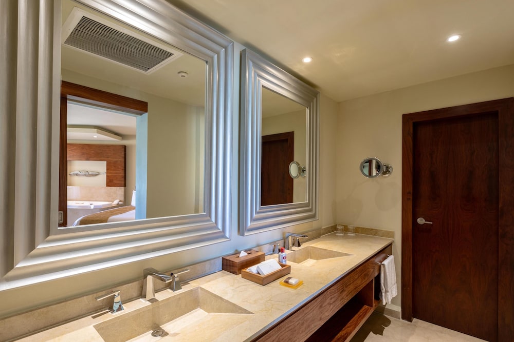 Superior Governor Suite - Photo 9