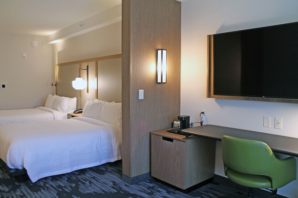Suite, Multiple Beds (Mobility/Hearing Accessible, Tub) - Photo 4