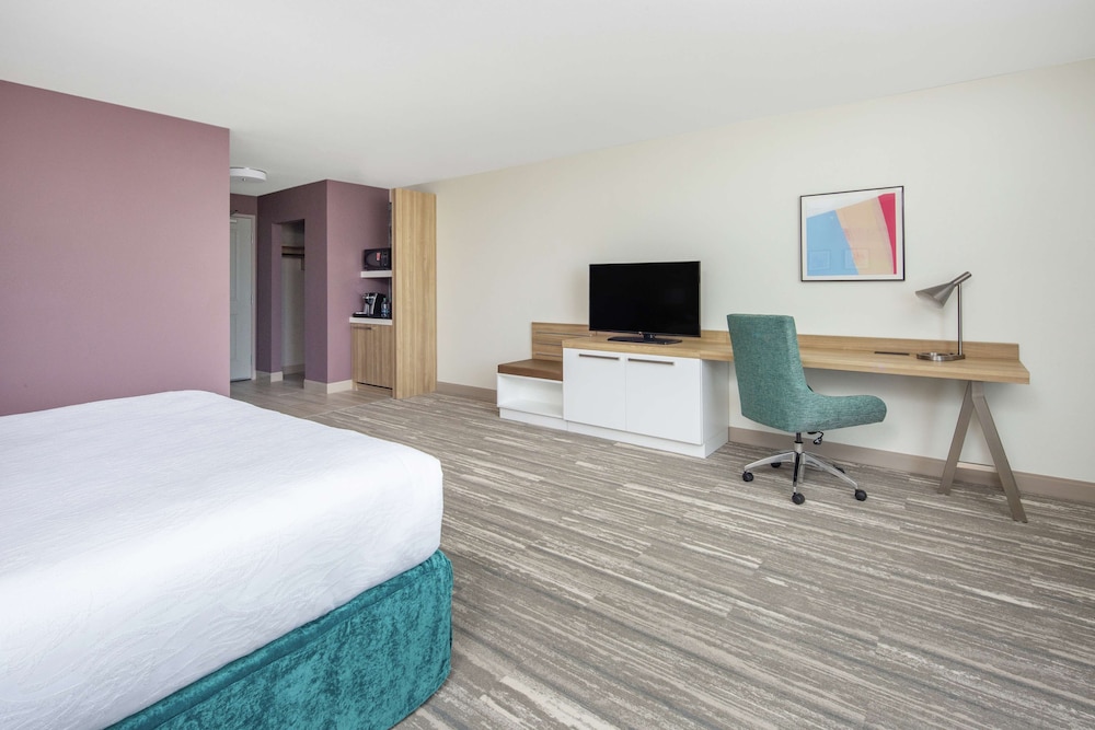 Room, 1 King Bed, Accessible, Bathtub - Photo 1