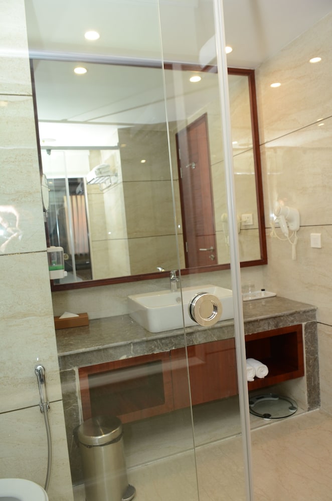 Junior Suite, 1 Double Bed, Bathtub - Photo 7
