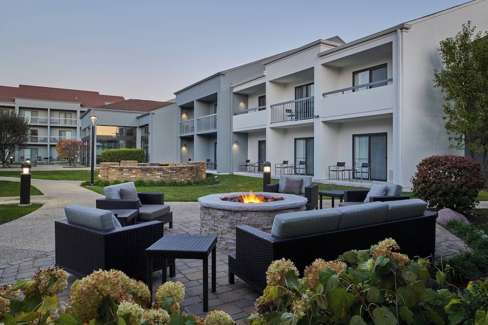 Suite, 1 Bedroom, Courtyard View - Photo 6