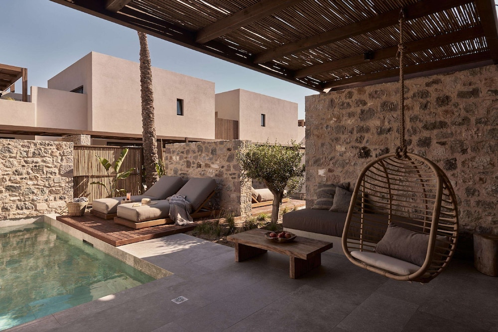 Private Pool Suite - Photo 1