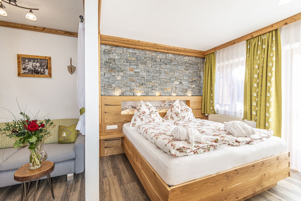 Comfort Quadruple Room, 1 Double Bed, Balcony, Mountain View photo 2