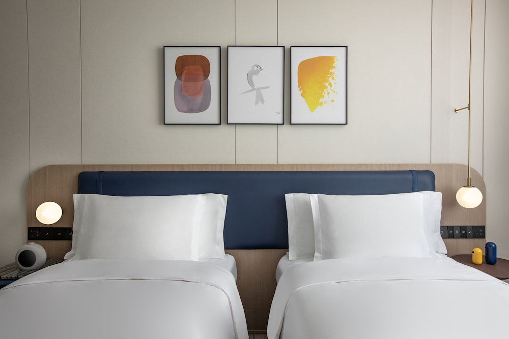 Standard Room, 2 Twin Beds, Club Lounge Access - Photo 1