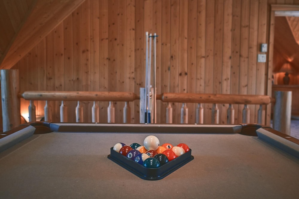 Executive Plus 44 - Majestic log Chalet With hot tub Sauna Heated Pool and Close to Activities, Kuva 9