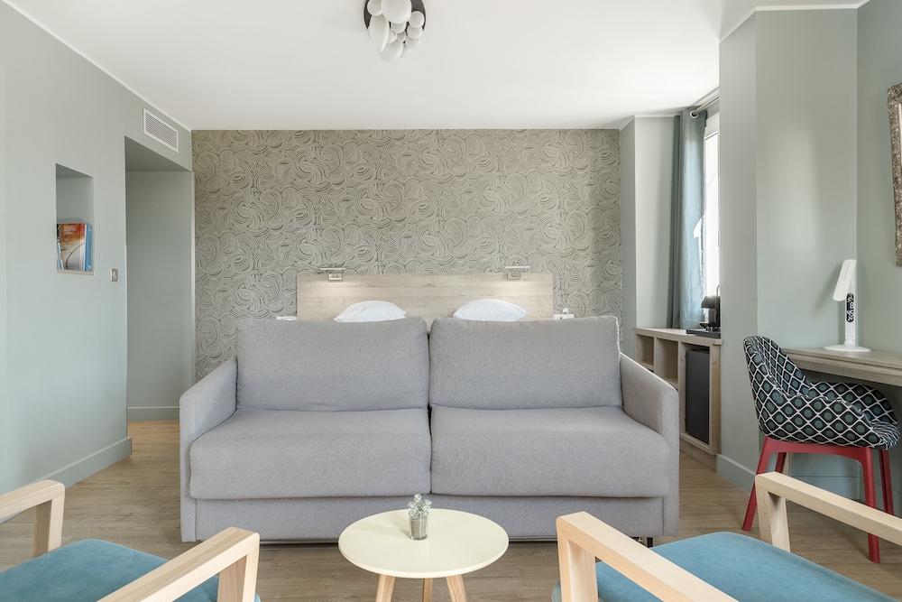 Suite - Photo 26