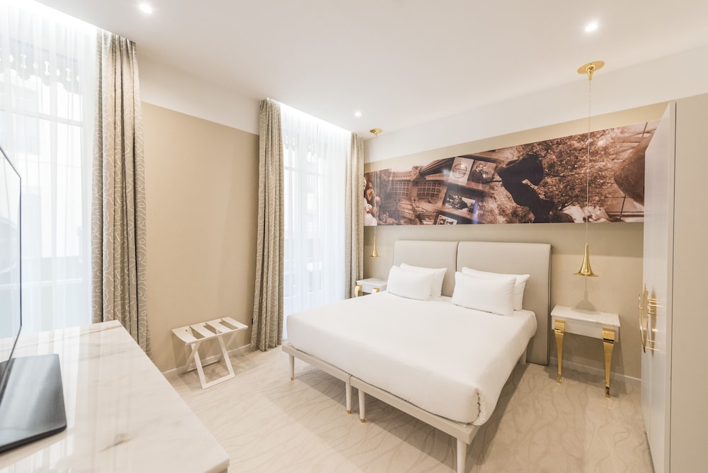 Superior Double Room thumbnail 6