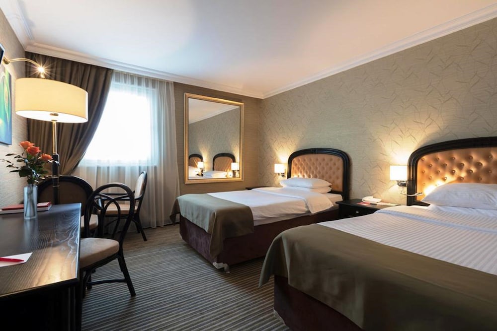 Business Room, 2 Twin Beds, Non Smoking (Newly Refurnished) - Photo 9