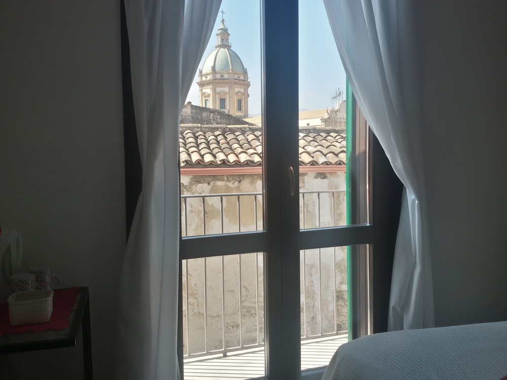 Classic Double Room, 1 Queen Bed, Non Smoking, City View photo 2