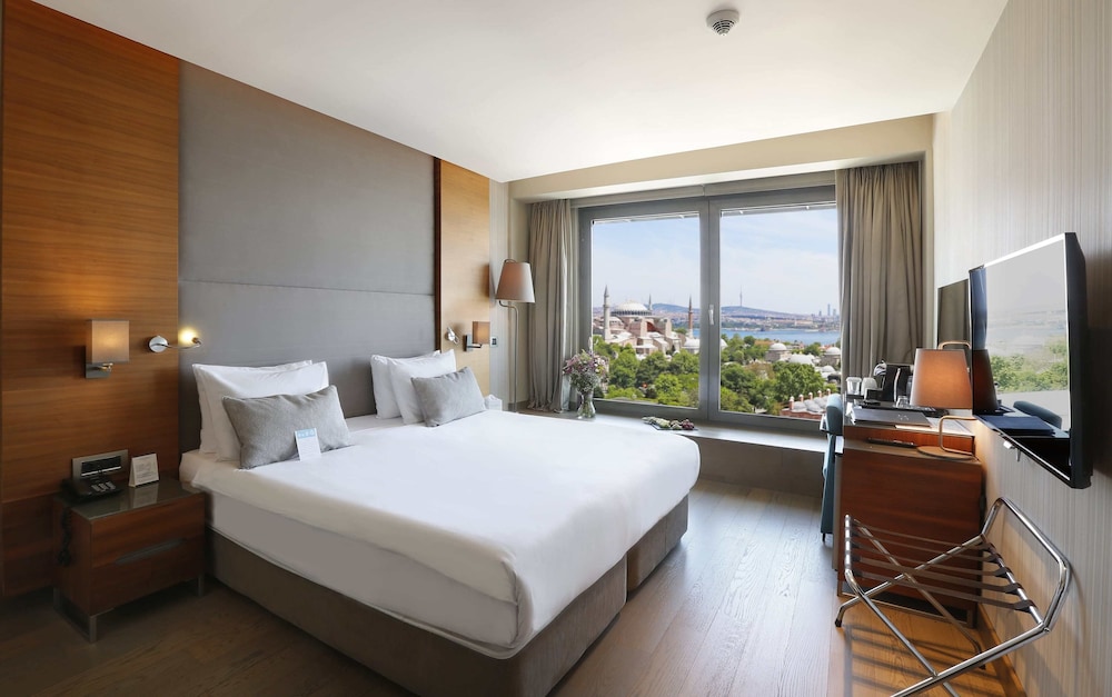 Corner Deluxe Room with Sea View