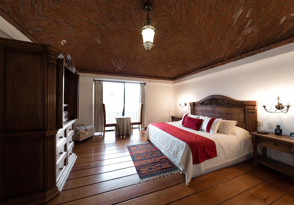 Junior Suite, 1 King Bed - Photo 1