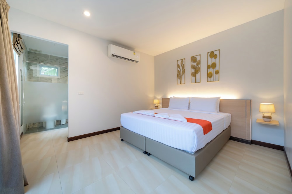 One Bedroom Suite Pool Access photo 3