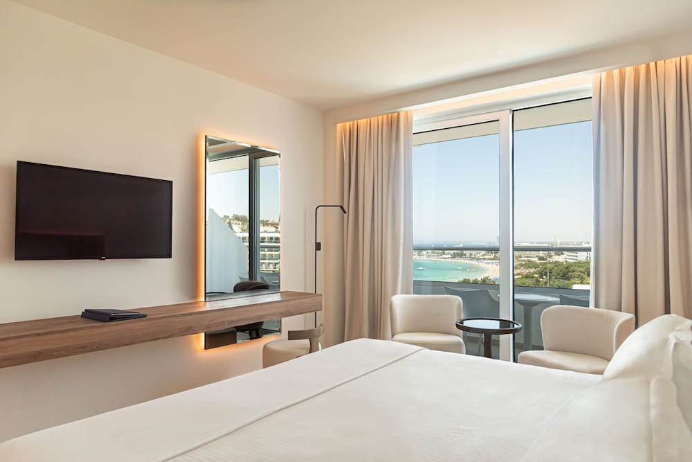 Superior Room, 1 King Bed, Sea View - Photo 1