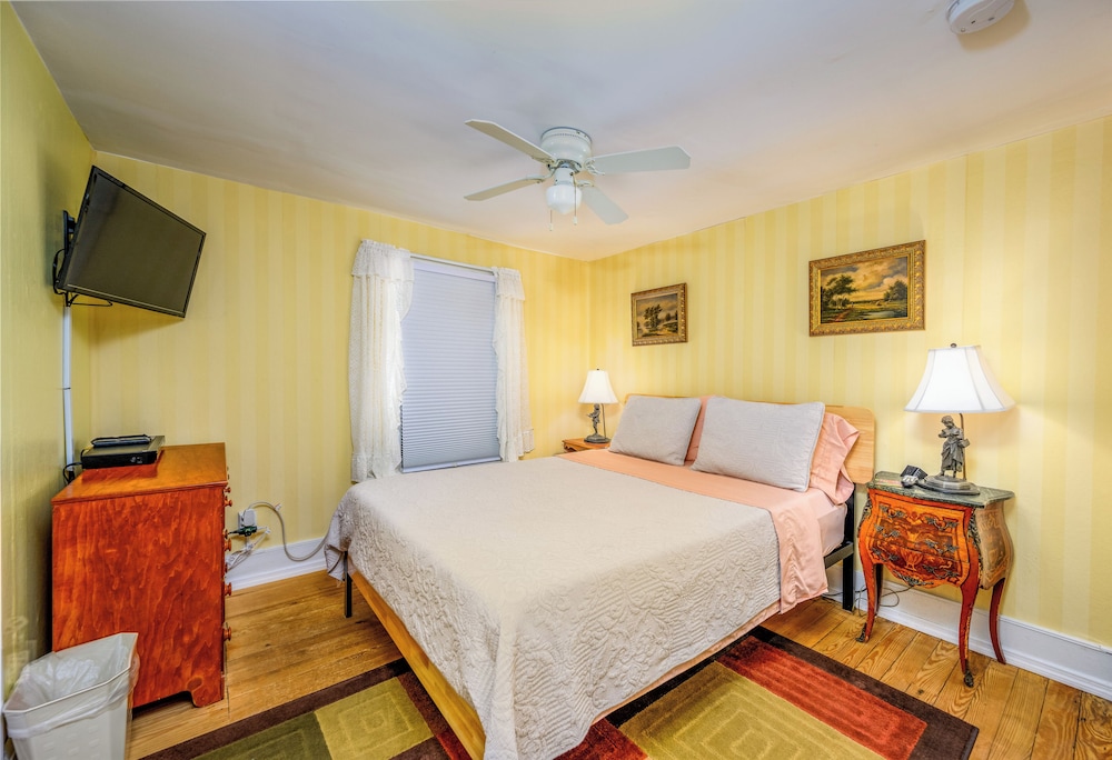 Country Room - 1 Queen Bed, Private Bathroom