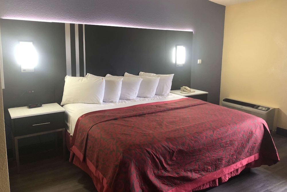 Standard Room, 1 King Bed - Photo 1