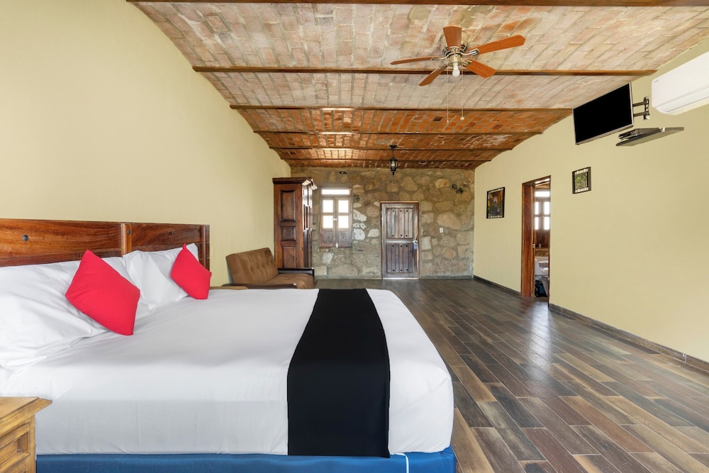 Deluxe Room, 1 King Bed photo 2