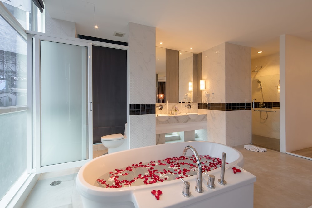 Honeymoon Suite with Balcony - Photo 8