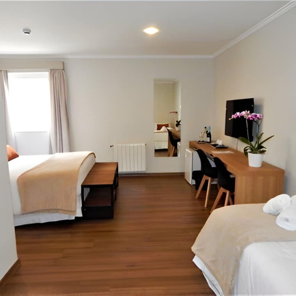 Deluxe Room thumbnail 5