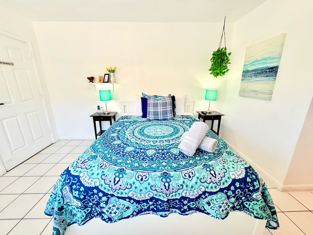 Studio, 1 Queen Bed, Kitchen