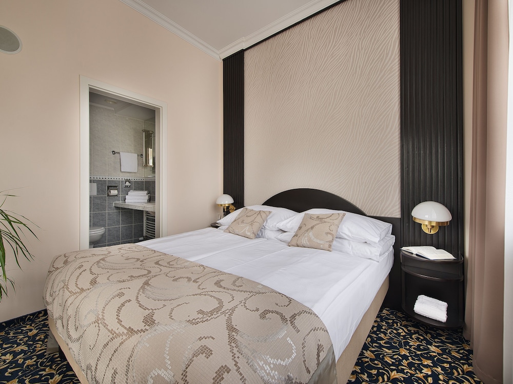Standard Double or Twin Room - Photo 4