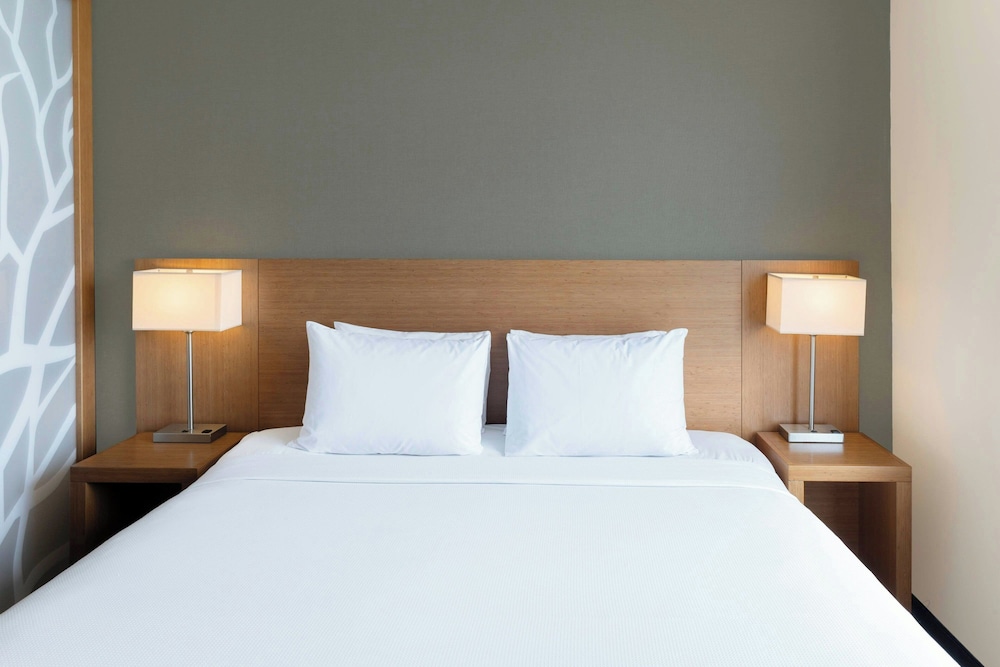 Premium Room, 1 King Bed, Marina View (Balcony)