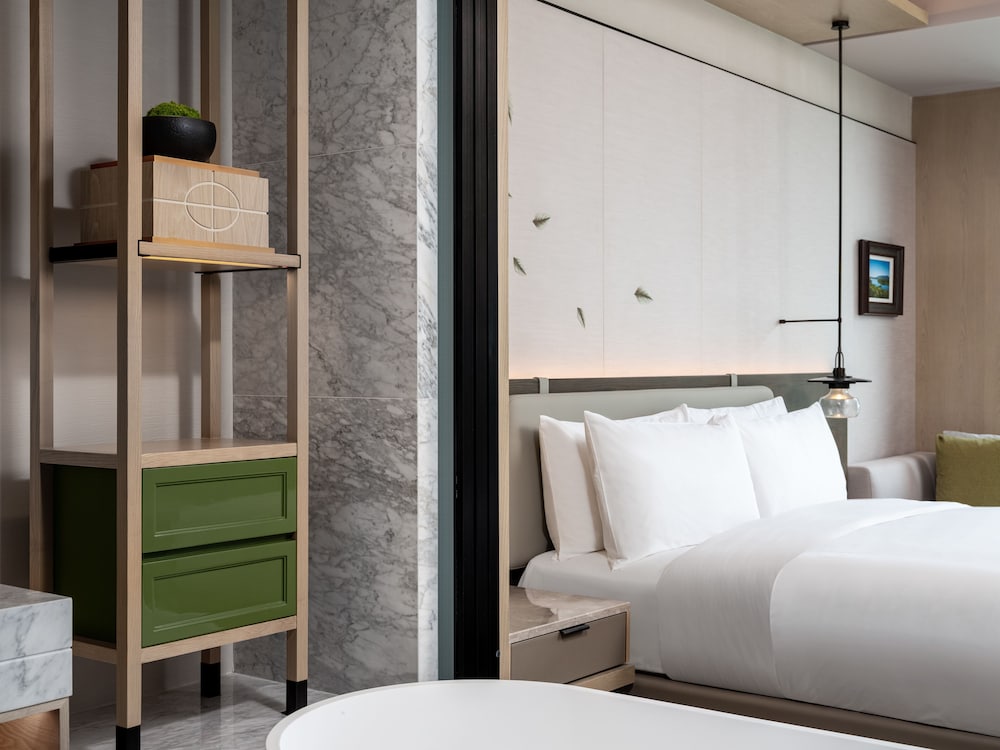 Room, 1 King Bed, City View - Photo 3