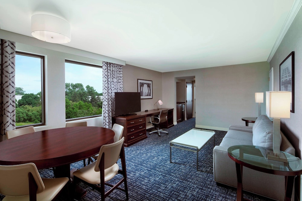 Business Suite, 1 King Bed with Sofa bed - Photo 1