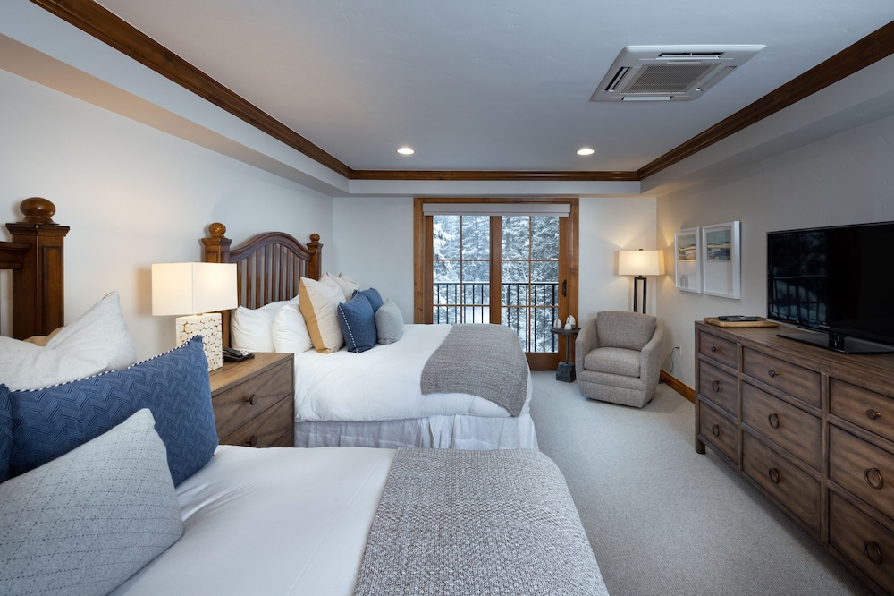 Three Bedroom Slopeside Condo (No Pets)