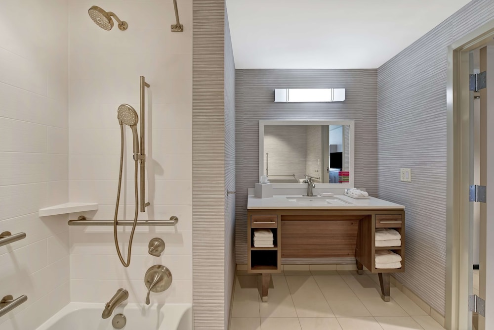 Basic Studio, 1 King Bed, Accessible, Bathtub (Mobility & Hearing) - Photo 7