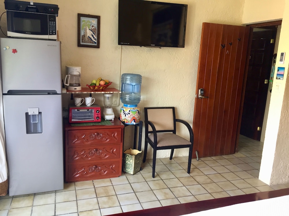 Superior Studio, 1 King Bed, Kitchenette, Oceanfront (Oceanfront Oasis) photo 2