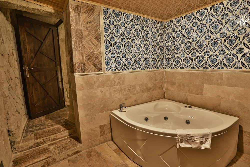 Royal Suite, Jetted Tub (Double) - Photo 27