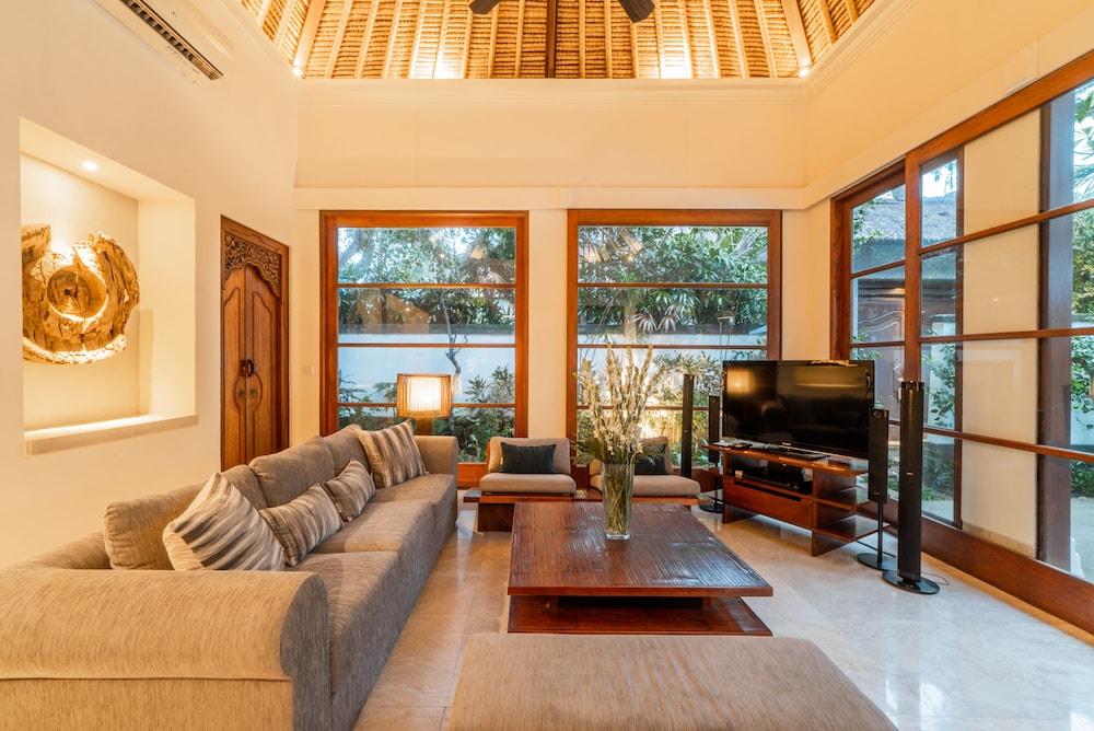 Luxury Villa photo 2