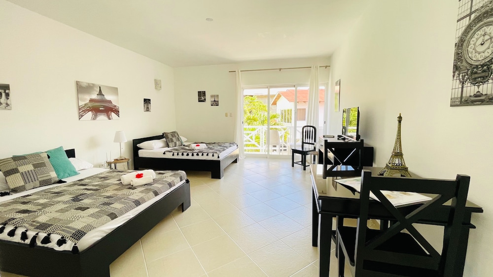 Signature Quadruple Room photo 2