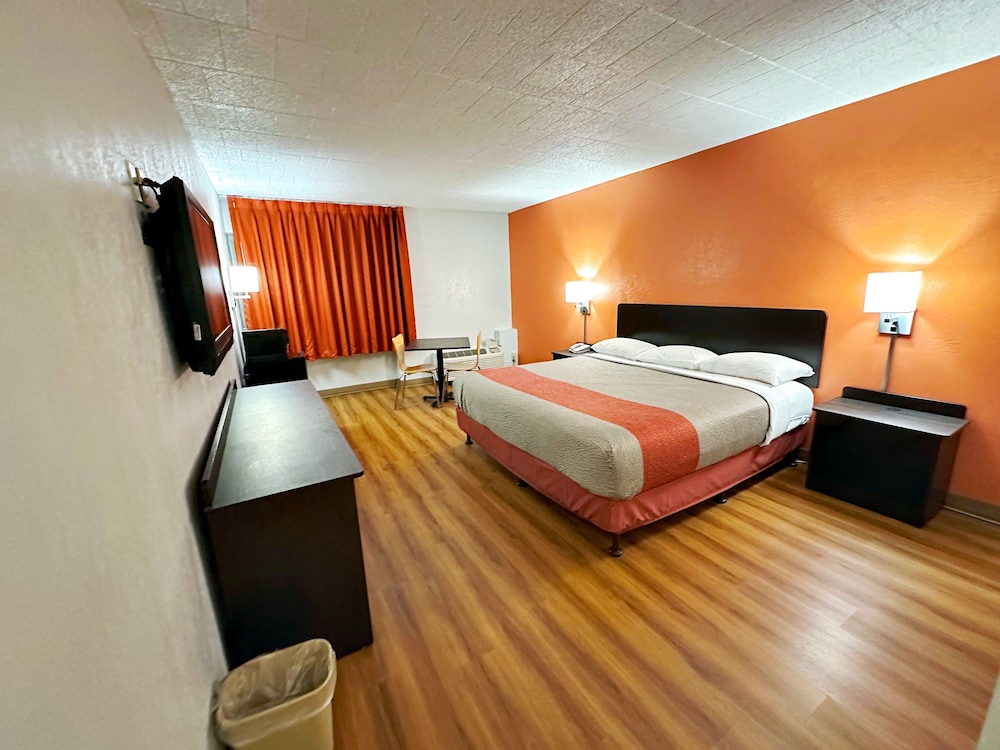 Deluxe Room, 1 King Bed, Non Smoking, Refrigerator & Microwave photo 1