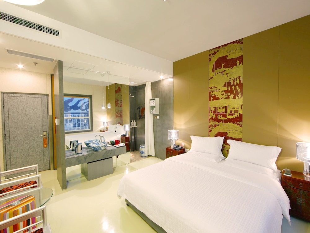 Superior Room, 1 King Bed photo 2
