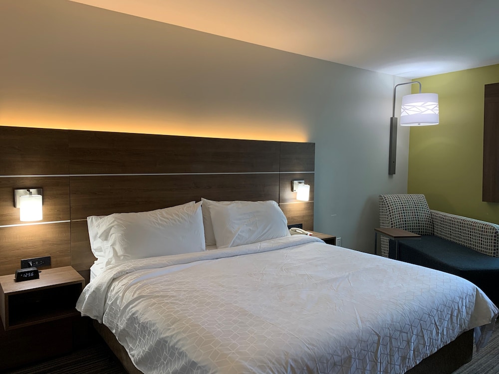 Suite, 1 King Bed - Photo 4