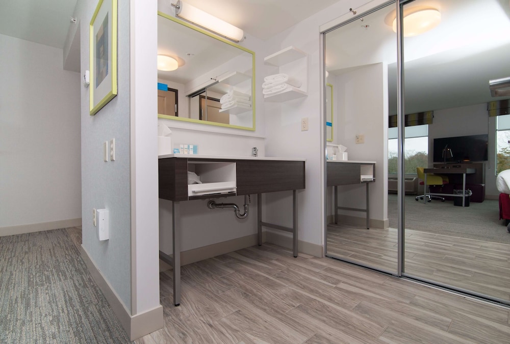 Studio, 1 King Bed, Non Smoking, Refrigerator & Microwave (Wet Bar)