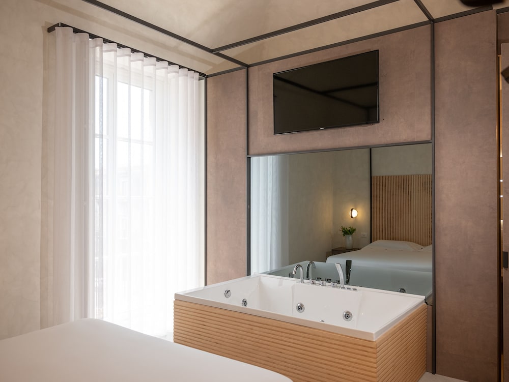 Honeymoon Suite photo 2