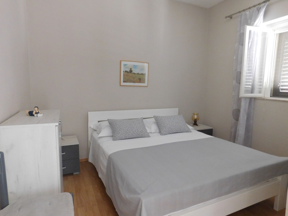 Apartment photo 2