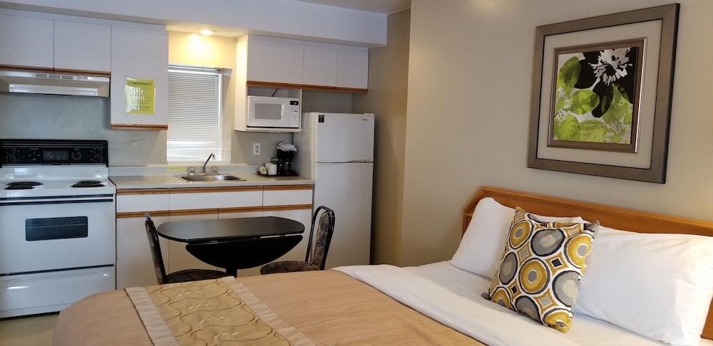 Kitchenette Deluxe Room, 2 Queen Beds photo 3