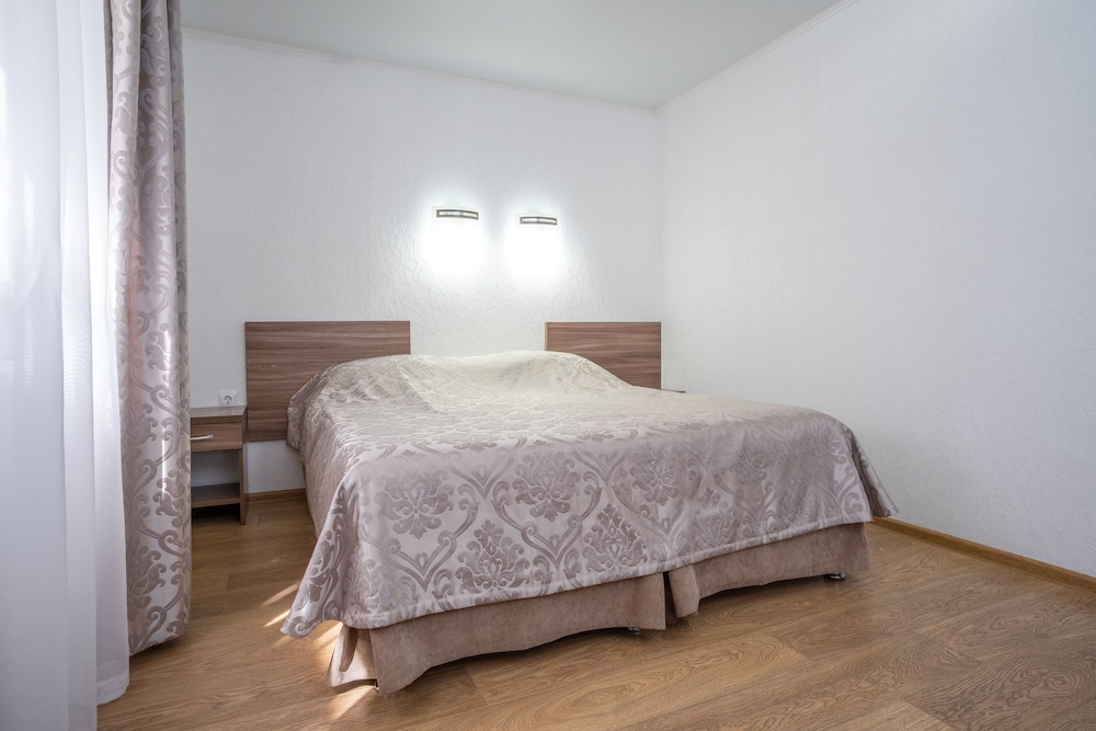 Standard Double or Twin room (Basement, ceiling height 235 cm) photo 1