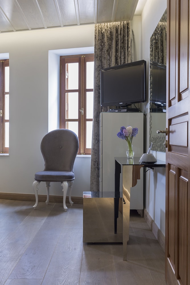 Executive Suite - Photo 4
